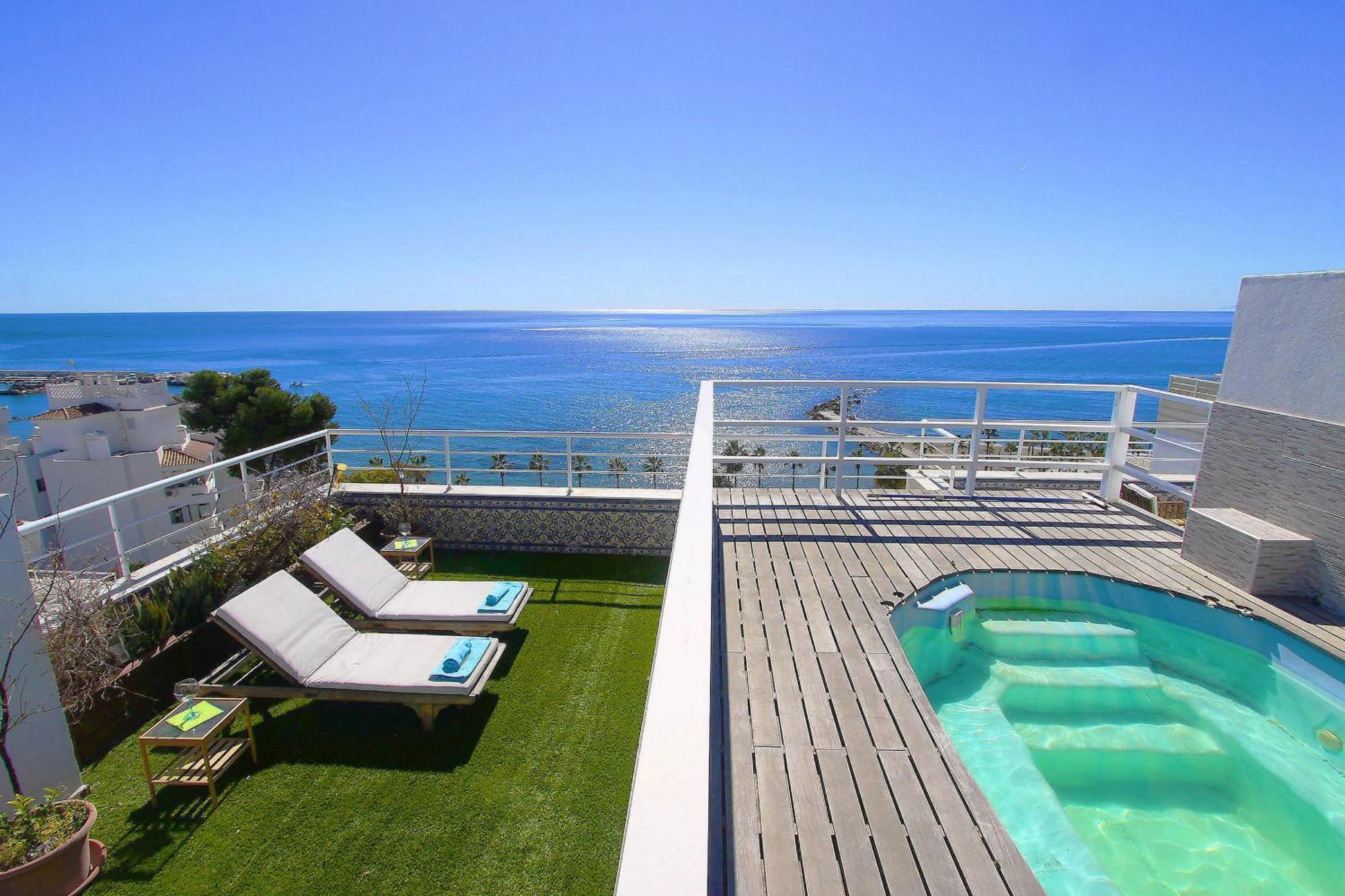 1149 Unique Beachfront Penthouse Center 400m2 *