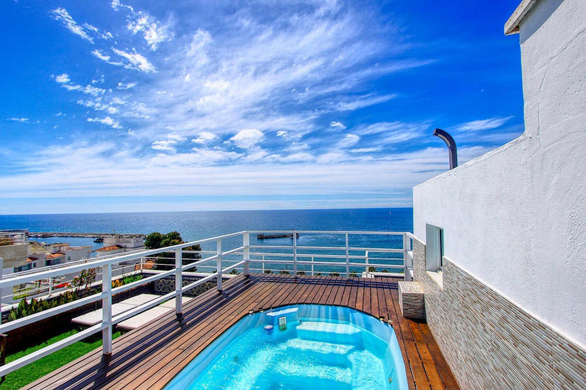 1149 Unique Beachfront Penthouse Center 400m2